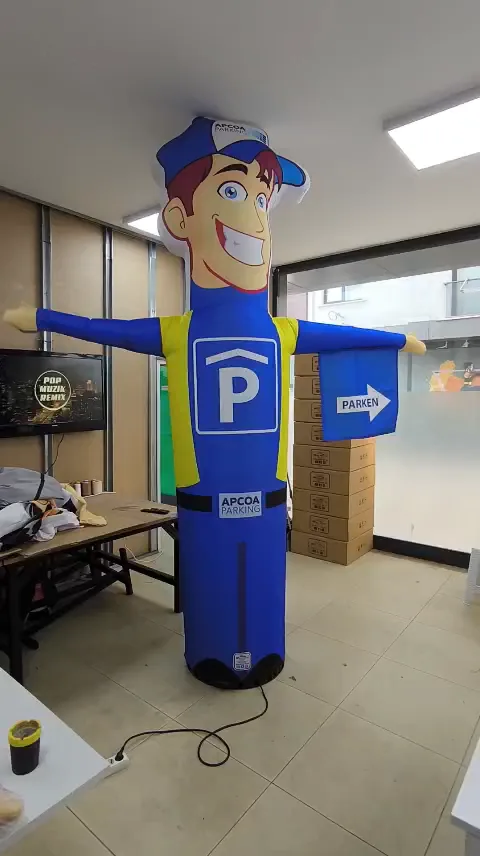APCOA Parking — Mitarbeiterfigur mit Wegweisung