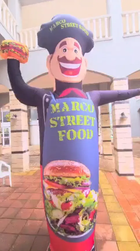 Marcu Street Food — Nahaufnahme — Kochfigur mit Produktpräsentation